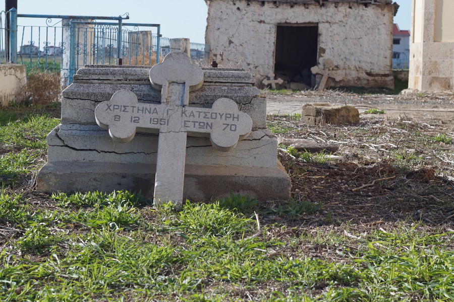 Uszkodzone nagrobki na prawosławnym cmentarzu, Cypr