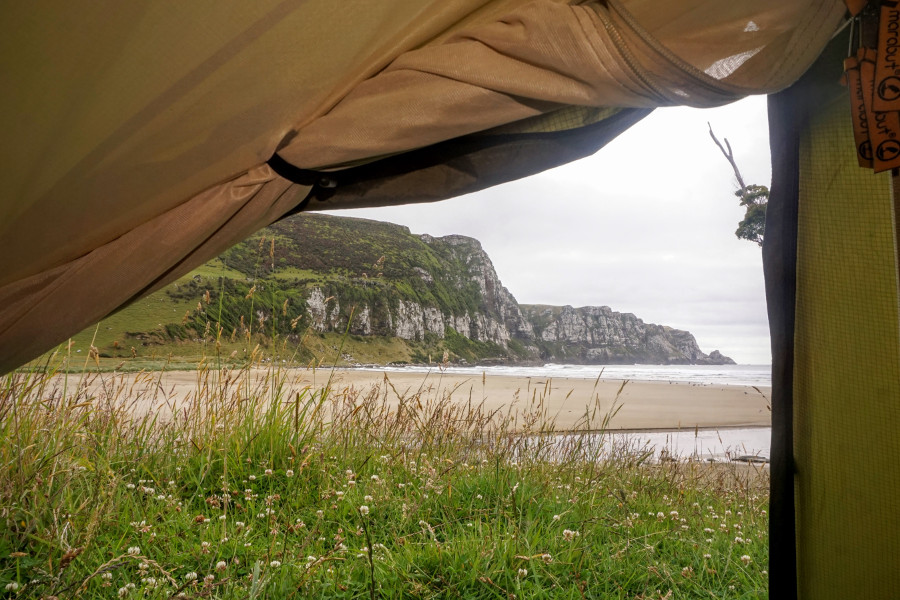 Spanie pod namiotem
