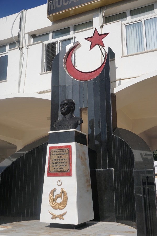 Podzielona stolica Cypru - pomnik Atatürka